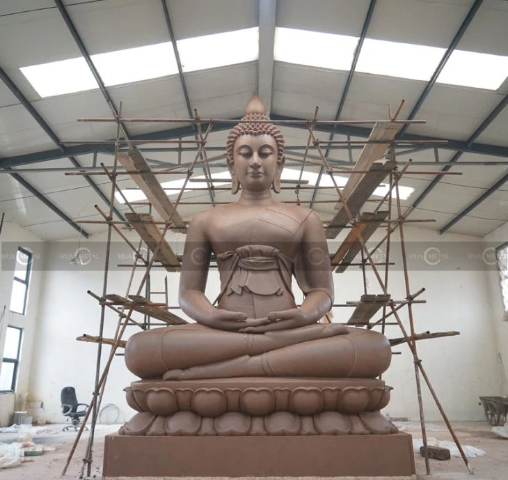 Clay-model-of-grand-Sakyamuni-buddha-sculpture